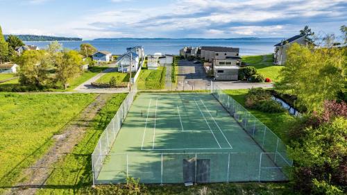 Freeland House | Beachfront Condo - Mutiny Bay by AvantStay Views