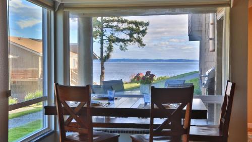 Freeland House | Beachfront Condo - Mutiny Bay by AvantStay Views