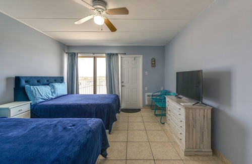 Wildwood Crest Condo | Beachfront Condo w/ Pool ~ 2 Mi to Boardwalk!