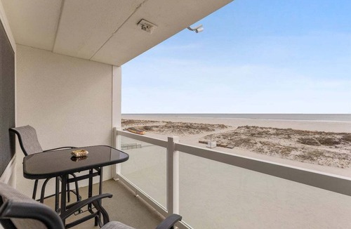 Wildwood Crest Condo | Beachfront Condo with a Heated Pool, BBQ Grills