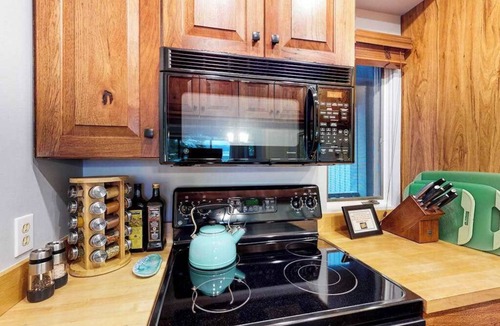 Glen Arbor Condo | Beachfront condo with beach access, fireplace, balcony, washer/dryer & views