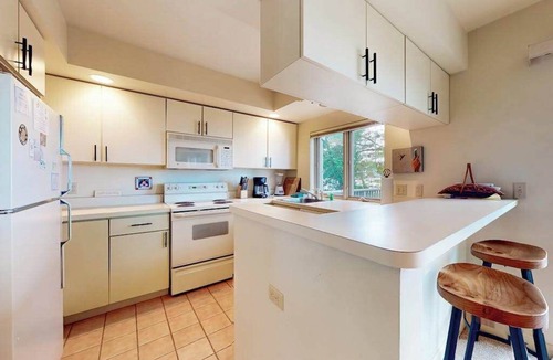 Glen Arbor Condo | Beachfront condo with sunset & lake views, fireplace, washer/dryer