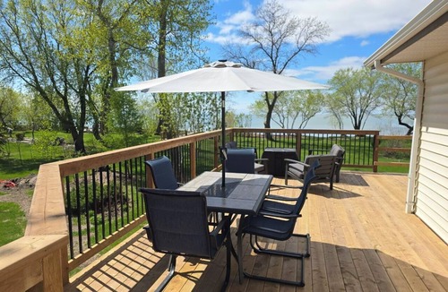 Saint Ambroise Cottage | BEACHFRONT COTTAGE *fully renovated*