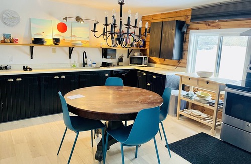 Cressy House | Beachfront Cottage in Prince Edward County