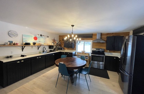 Cressy House | Beachfront Cottage in Prince Edward County