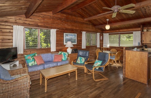 Pupukea Cottage | Beachfront Cottage at Log Cabins