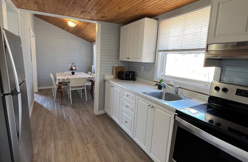 Wasaga Beach Cottage | BEACHFRONT COTTAGE IN WASAGA BEACH - SANDPIPER BEACH RESORT - COTTAGE # 7