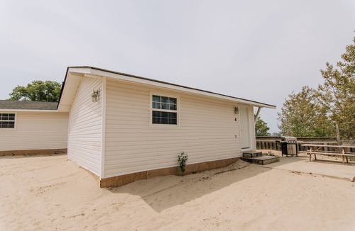 Wasaga Beach Cottage | BEACHFRONT COTTAGE IN WASAGA BEACH - SANDPIPER BEACH RESORT - COTTAGE # 4