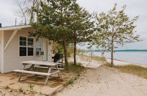 Wasaga Beach Cottage | BEACHFRONT COTTAGE IN WASAGA BEACH - SANDPIPER BEACH RESORT - COTTAGE # 1