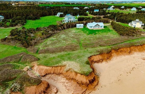 Darnley House | Beachfront Cottage Located In Amazing Thunder Cove