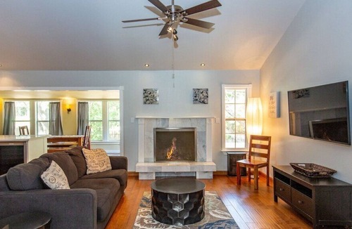 Lanikai Cottage | Beachfront Cottage - Steps to beach, AC