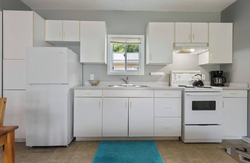 Turkey Point Cottage | Beachfront Cottage - Turkey Point (FREE PONTOON/SEADOO RENTAL INCLUDED)