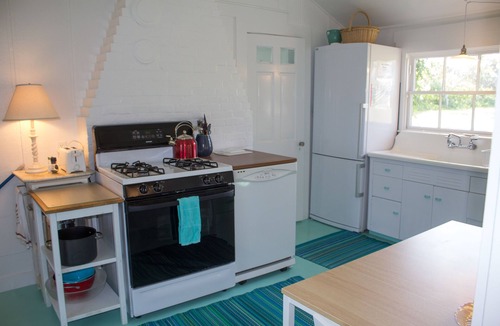 Pocomo Cottage | Beachfront Cottage with Amazing Sunset views & Quiet Setting.