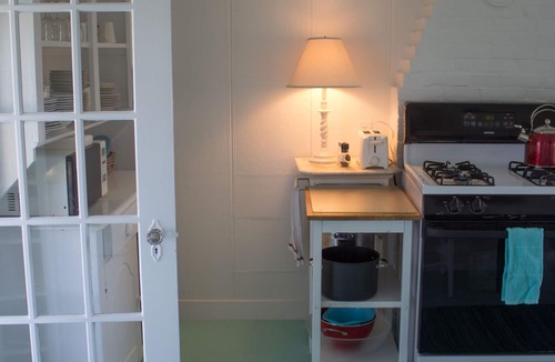 Pocomo Cottage | Beachfront Cottage with Amazing Sunset views & Quiet Setting.