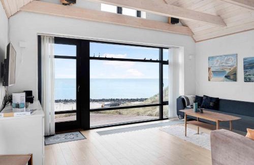 Lonstrup House | Beachfront Cottage With Panoramic View
