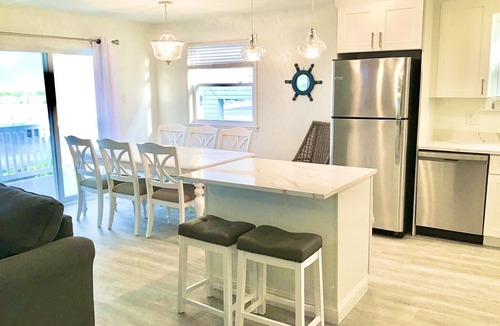 South End House | Beachfront Dream Cottage Sleeps 11 Beautiful PETS OK