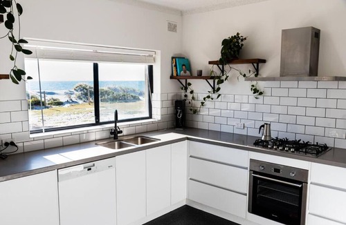 Semaphore Park Apartment | Beachfront Escape