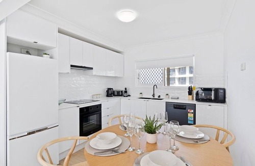 Broadbeach Apartment | Beachfront Escape Broadbeach - 2BD, Pool, Sleeps 7