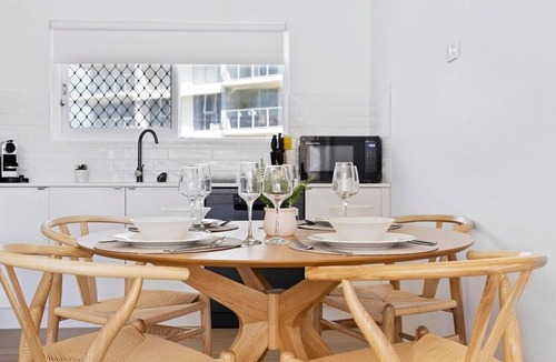 Broadbeach Apartment | Beachfront Escape Broadbeach - 2BD, Pool, Sleeps 7