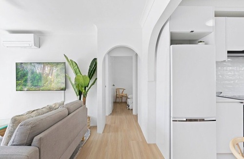 Broadbeach Apartment | Beachfront Escape Broadbeach - 2BD, Pool, Sleeps 7