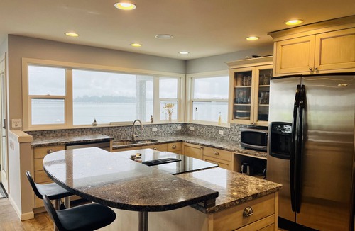 Priest Point House | Beachfront Getaway - The Beach House on Priest Point