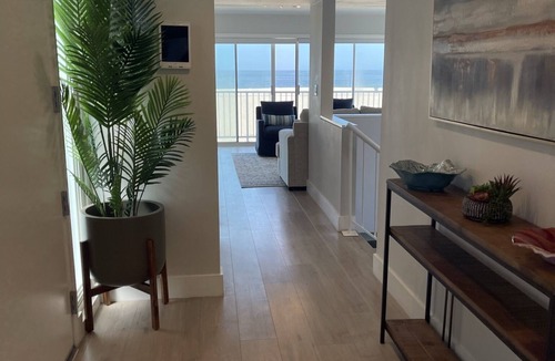 The Jungle Condo | Beachfront Haven! On the sand, just minutes from LAX.