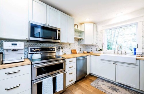 Miami Park House | Beachfront Haven | Sunset Views | Hot Tub | BBQ