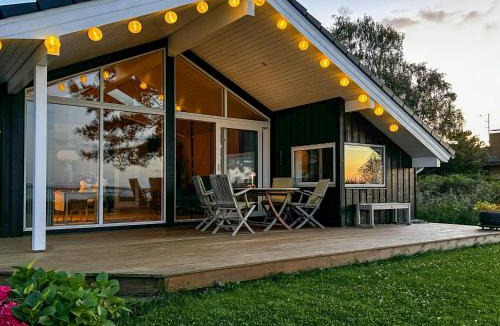 Mesinge House | Beachfront Holiday Home Near Dalby Bay
