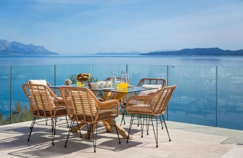 Mimice Villa | Beachfront Holiday Home - Private Heated Pool
