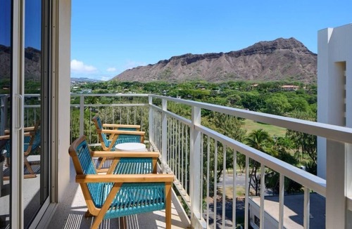 Diamond Head - Kapahulu - St. Louis Hotel | Beachfront Hotel | Diamond Head Views | Direct Ocean Access