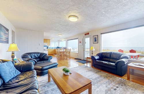 Sequim House | Beachfront house overlooking Dungeness Bay with hot tub