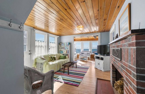 Silver Beach House | Beachfront in New Silver Beach, Central A/C