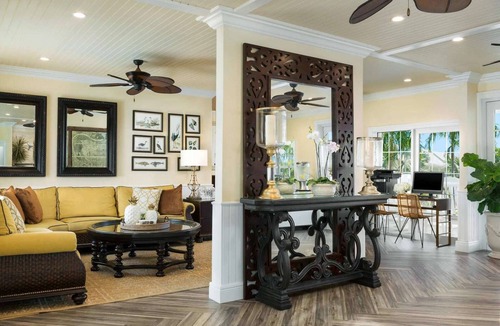 Uptown - Upper Duval Hotel | Beachfront Key West + Free Breakfast, Bar & Pool