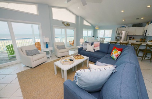 East End House | BEACHFRONT & LARGE POOL THAT CAN BE HEATED