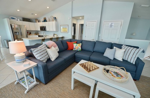 East End House | BEACHFRONT & LARGE POOL THAT CAN BE HEATED