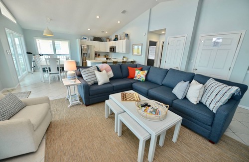 East End House | BEACHFRONT & LARGE POOL THAT CAN BE HEATED