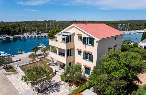 Simuni House | Beachfront Lovro apartment by Pag tours