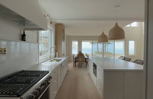 Dunnville House | Beachfront Luxury Lake Erie Ont. *Sleeps 14* HOT TUB. Great for Hosting Groups