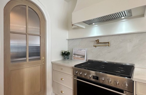 Dunnville House | Beachfront Luxury Lake Erie Ont. *Sleeps 14* HOT TUB. Great for Hosting Groups