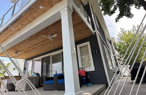 Dunnville House | Beachfront Luxury Lake Erie Ont. *Sleeps 14* HOT TUB. Great for Hosting Groups