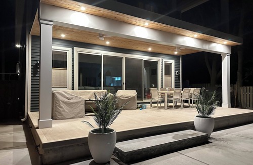 Dunnville House | Beachfront Luxury Lake Erie Ont. *Sleeps 14* HOT TUB. Great for Hosting Groups