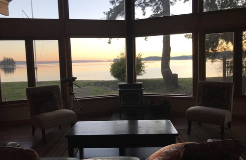 Burley House | Beachfront Luxury on Case Inlet