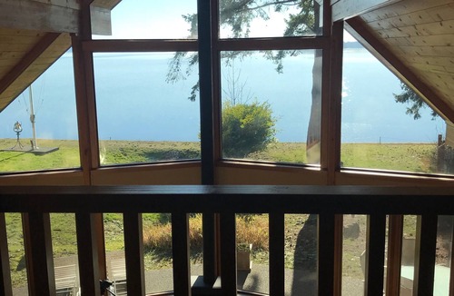 Burley House | Beachfront Luxury on Case Inlet