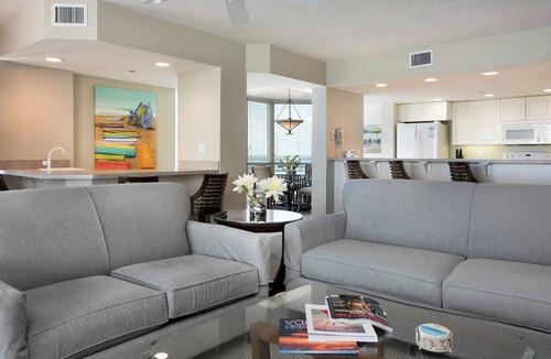 South Island Hotel | Beachfront Memorable Stay! Pool and Free Parking!