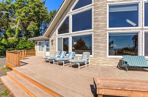 Moclips House | Beachfront Moclips Retreat w/Hot Tub & Fire Pit