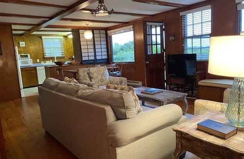 Monomoy Cottage | Beachfront Monomoy cottage near Town