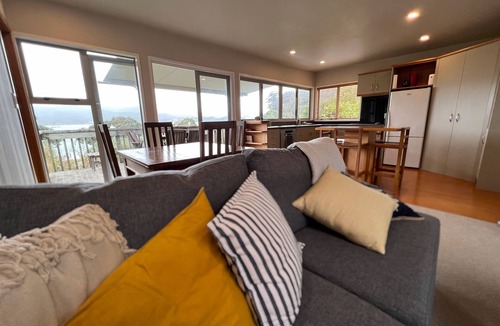 Coromandel House | Beachfront hideaway in Ruffins Bay