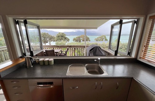 Coromandel House | Beachfront hideaway in Ruffins Bay