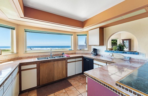 Bandon House | Beachfront, ocean view, direct beach access, dog friendly