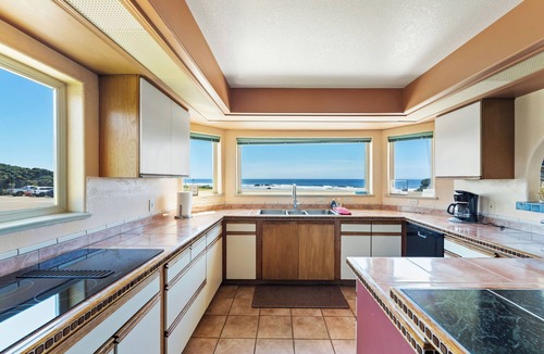 Bandon House | Beachfront, ocean view, direct beach access, dog friendly